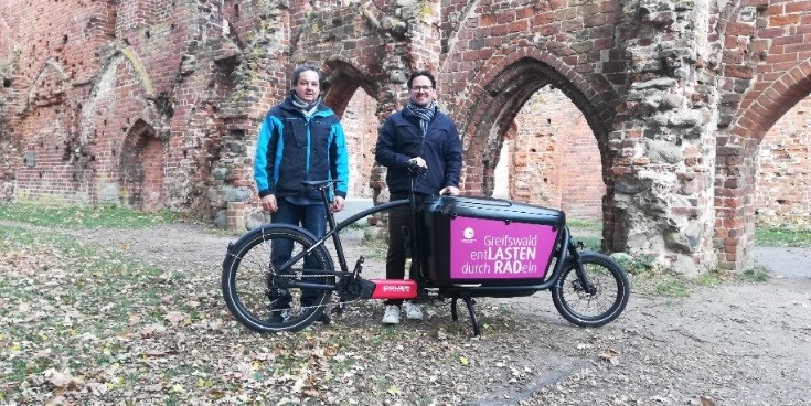 Mitarbeiter der Stadtverwaltung Pomerode testen ein Lastenrad in der Stadt